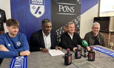 El regidor d'Esports, Jackson Quiñónez; el president del Lleida Llista Blava, Enric Duch; el membre de la junta, Oriol Plens, i el capità de Pons Lle….
