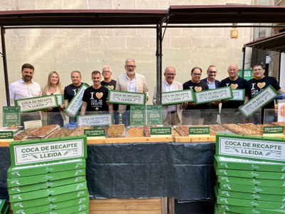 L'alcalde, Fèlix Larrosa; el director general d’Empreses Agroalimentàries, Qualitat i Gastronomia del Departament d’Agricultura, Ramaderia, Pesta i Alimentació, Joan Gòdia; el tinent d’alcalde, Carlos Enjuanes; la directora del departament de Turisme de la Paeria, Mònica Terrado, el director adjunt de Promoció de la Ciutat, Miguel Luis Lapeña, i el president del Gremi de Forners de les Terres de Lleida, Toni Frías, a la presentació de la nova imatge de les capses de la Coca de Recapte.