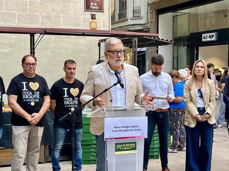 L'alcalde, Fèlix Larrosa, durant la seva intervenció en la presentació de la nova imatge de les capses de la Coca de Recapte