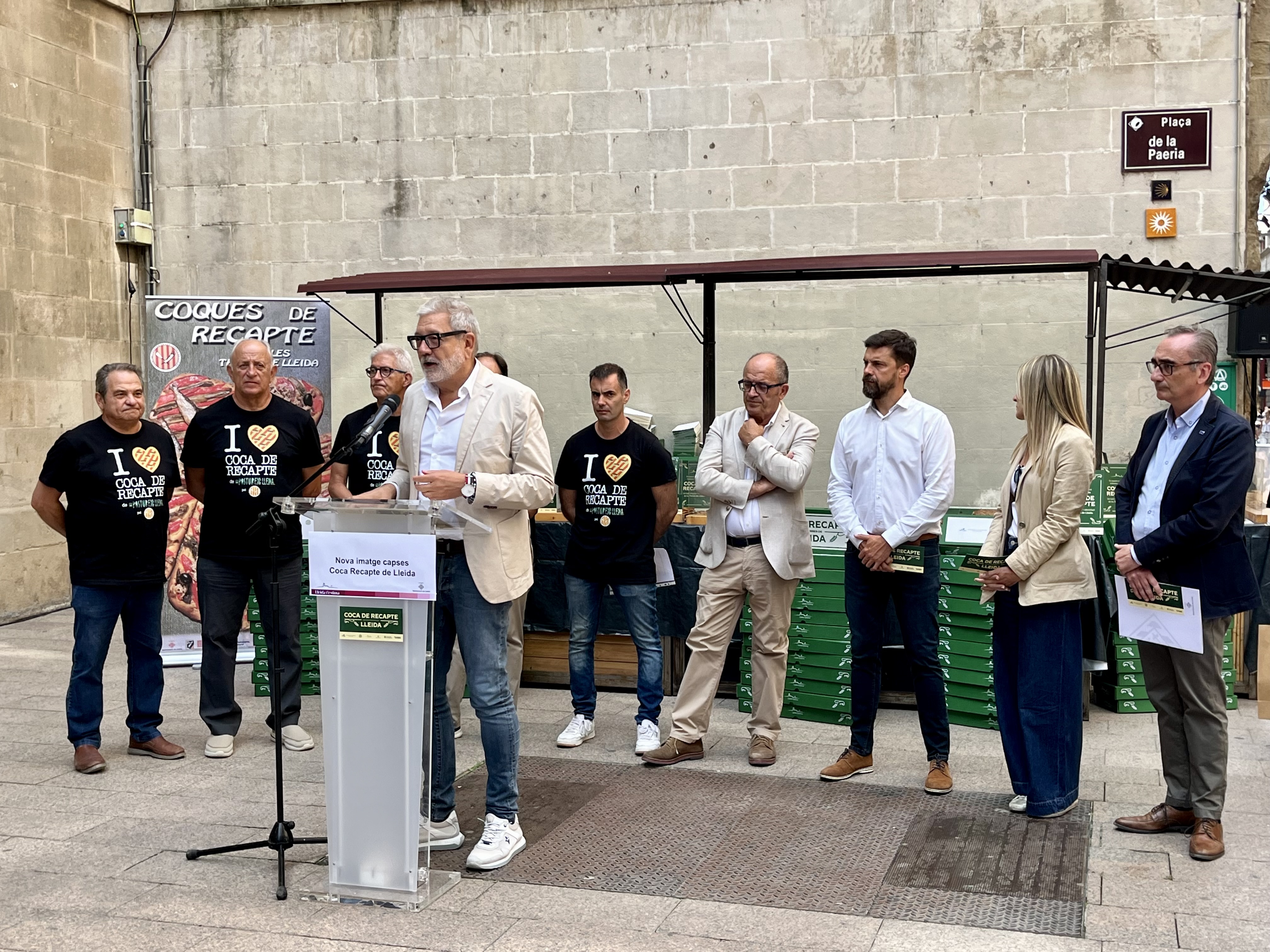 L'alcalde, Fèlix Larrosa, durant la presentació de la nova imatge de les capses de la Coca de Recapte