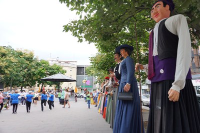 Els sardanistes acompanyats dels Gegants, han ofert una sessió matinal de cultura popular catalana de música i ball.
