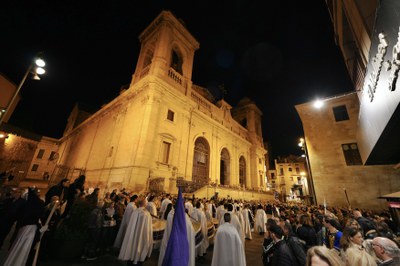 Pas de la processó per davant de la Catedral de Lleida..