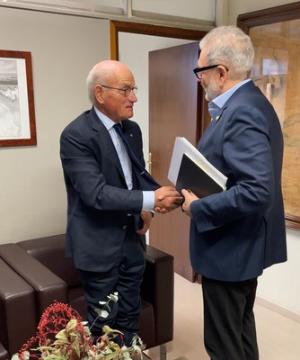 Reunió del paer en cap, Fèlix Larrosa, amb el president de l’Acadèmia Catalana de Gastronomia i Nutrició, Carles Vilarrubí, a Paeria..