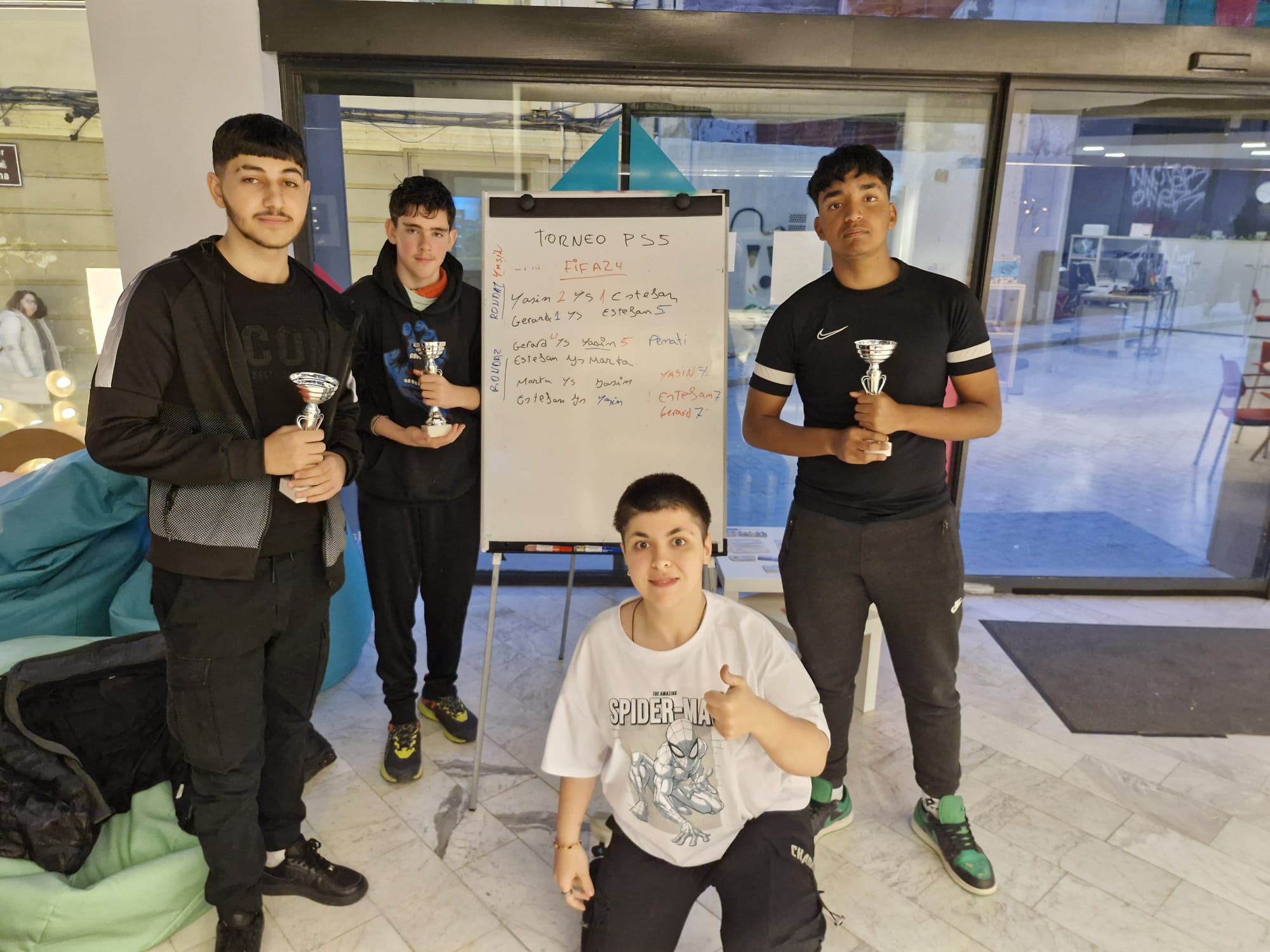 Alguns dels participants en el torneig de PlayStation.