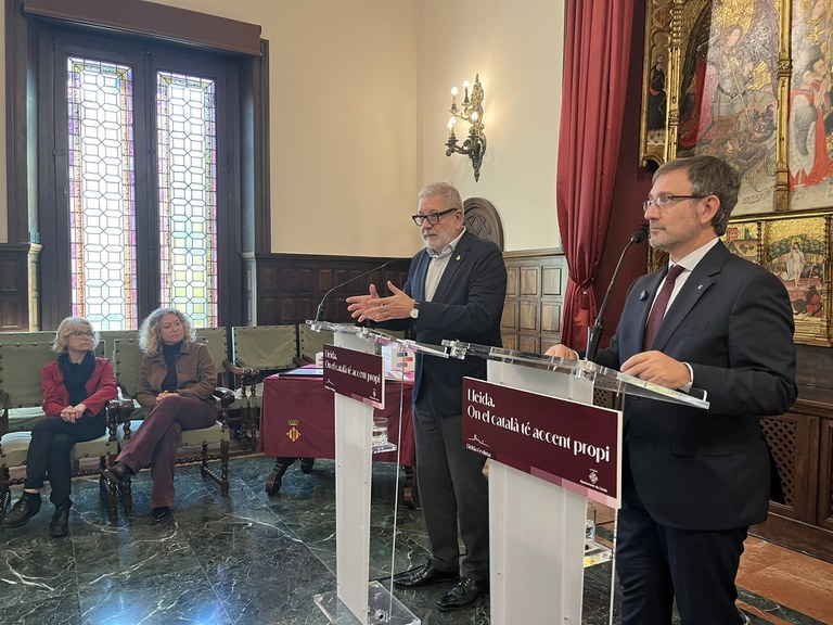 El paer en cap encapçala la recepció institucional al conseller de Política Lingüística al Palau de la Paeria