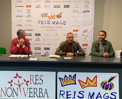 El regidor Xavi Blanco, amb el president de l'Assoc. dels Reis Mags, Òscar Caberol, en l'acte de lliurament de premis del concurs de dibuix dels Reis….