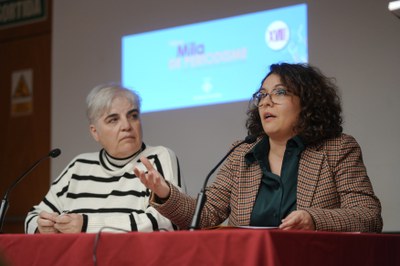 La tinenta d'alcalde, Carme Valls, i la presidenta del col·legi de periodistes de Lleida, Laura Alcalde, han presidit l'acte.