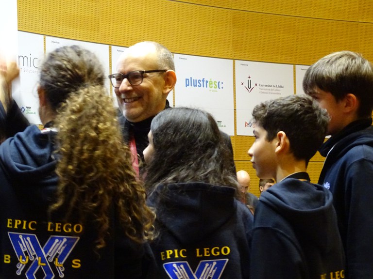 El regidor Jaume Rutllant felicita l'equip dels 'Epic Lego Bulls'