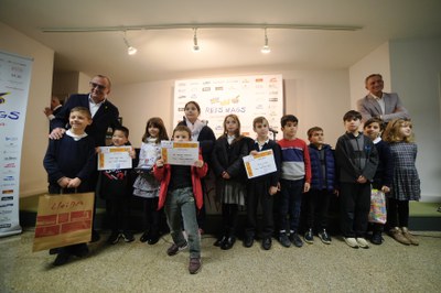 L'alcalde Miquel Pueyo ha presidit el lliurament dels premis del concurs de dibuix dels Reis d'Orient. A la imatge, amb els infants guardonats..