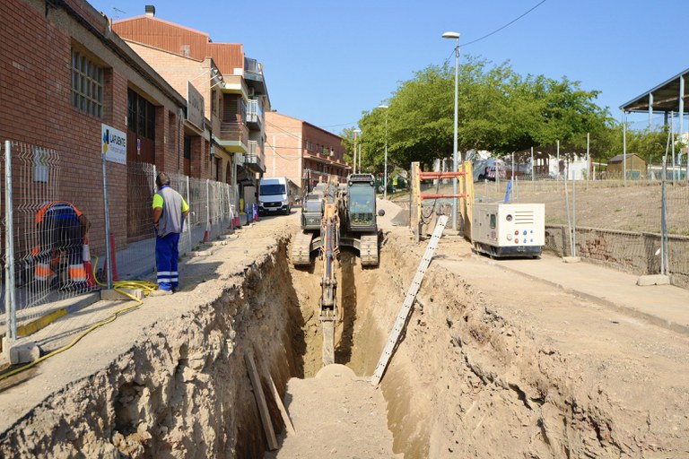 Les tasques de construcció del nou col·lector al carrer Grealó