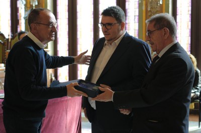 L'alcalde, Miquel Pueyo, ha lliurat una placa a la família de Lurdes Zanuy, en nom de La Paeria.