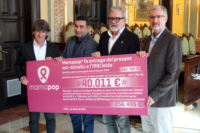 El moment de l'entrega del xec solidari.