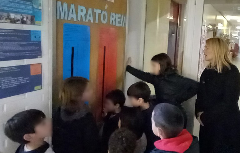 La tinenta d’alcalde Begoña Iglesias ha visitat l’escola Joc de la Bola per conèixer les accions que fa el centre i el seu alumnat en el marc de la Marató pel clima
