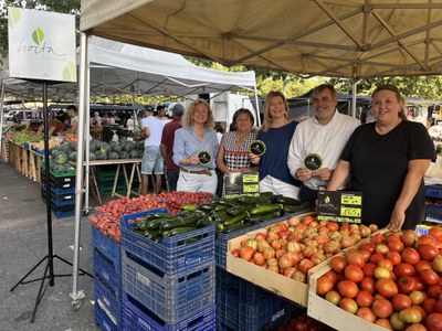 La tinenta d'alcalde Begoña Iglesias i els regidors Pilar Bosch i David Melé han visitat avui algunes de les parades amb la nova senyalització.