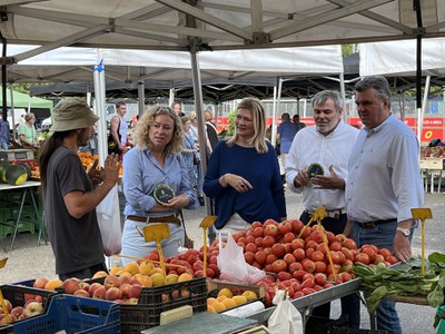 Un moment de la visita d'aquest matí al mercadet de Camp d'Esports.