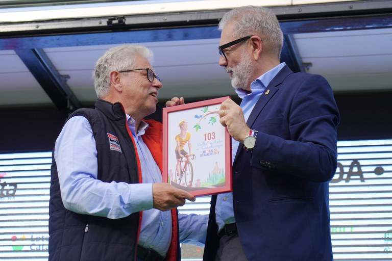 Ruben Peris ha lliurat a l'alcalde el cartell de la 103ena Volta Ciclista a Catalunya