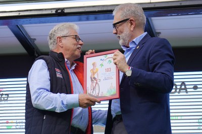 Ruben Peris ha lliurat a l'alcalde el cartell de la 103ena Volta Ciclista a Catalunya.