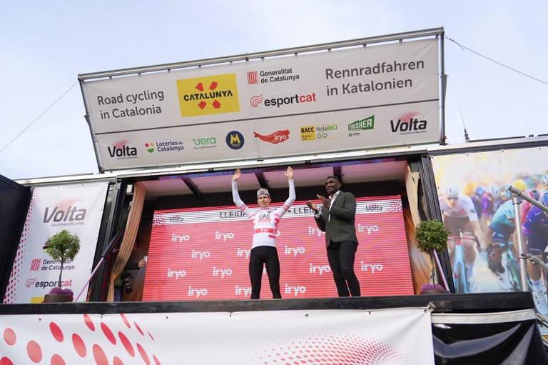 El regidor Jackson Quiñónez ha lliurat el premi al líder general de La Volta Tadej Pogačar