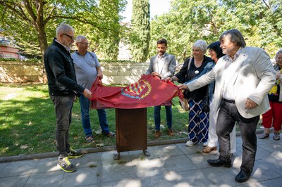 L’alcalde, Fèlix Larrosa, el regidor de Drets Civils, Carlos Enjuanes, la regidora de Polítiques Feministes i del barri del Clot, Carme Valls, i el nou director general de Memòria Democràtica de la Generalitat del Departament de Justícia i Qualitat Democràtica, Xavier Menéndez, a la inauguració del plafó de la plaça del Clot de les Granotes.
