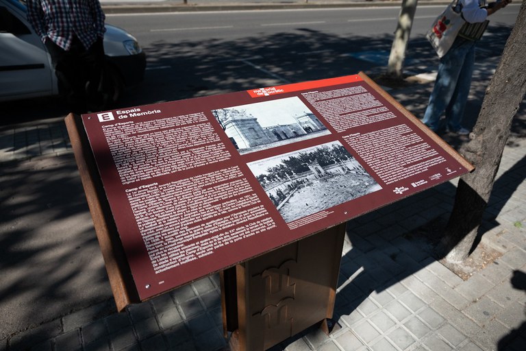 El plafó ubicat a l'avinguda Alcalde Rovira Roure conté imatges del Camp d'Esports de Joventut Republicana