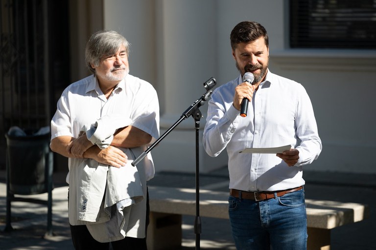 El regidor de Drets Civils, Carlos Enjuanes, i Xavier Menéndez, director general de Memòria Democràtica, durant la inauguració del plafó a l'avinguda Alcalde Rovira Roure