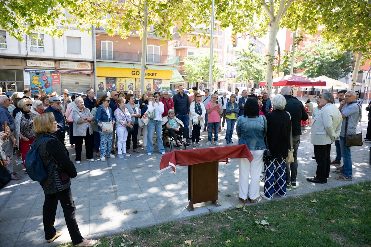 Una trentena de persones han assistit a la inauguració del plafó a la plaça del Clot de les Granotes