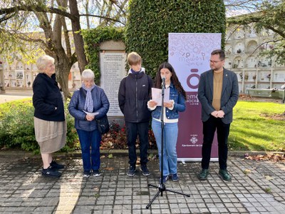 Dos alumnes del col·legi El Carme llegeixen els noms de les víctimes.