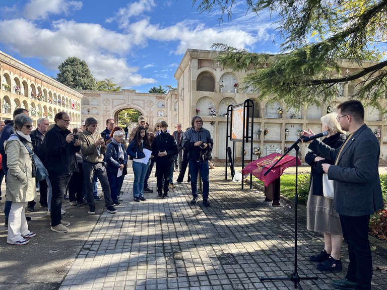 El regidor de Drets Civils, Roberto Pino, abans de la inauguració del plafó