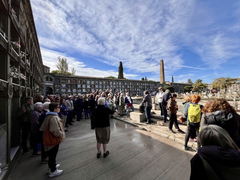Una de les parades de l'itinerari pels espais de memòria de la Guerra Civil i la repressió franquista al Cementiri de Lleida
