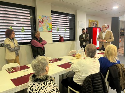 Larrosa ha explicat com funcionarà el menjador i ha conversat amb els usuaris i usuàries.