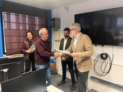 Larrosa entregant un dels diplomes del programa "Més digitals" al Centre Sènior de Santa Teresina.