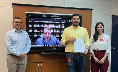 Signatura de la carta d'enteniment amb la presència de Fernando Vargas, viceministre d'Agricultura de Costa Rica; Luís Diego Rozas, president de CAPORC; Gabriela Bernes, directora executiva de CAPORC; i, a videoconferència, Miquel Àngel Bergés, director general de Mercolleida..