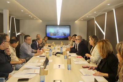 El paer en cap i president del consell d’administració de la Llotja Agropecuària, Fèlix Larrosa, ha presidit la reunió del Consell d'Administració de Mercolleida.