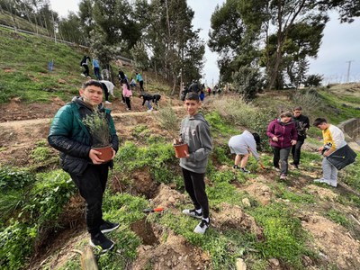 Els alumnes del centre han pogut plantar 381 plantes de diferents espècies.