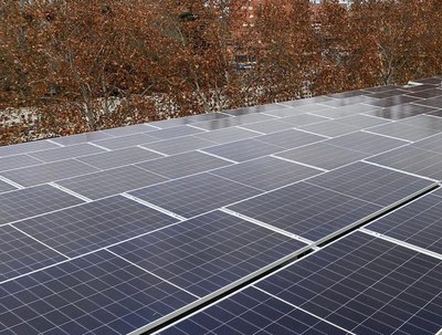 Imatge de les plaques solars instal·lades al pavelló Barris Nord, que produiran l'energia per a la comunitat.