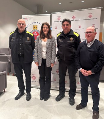 La 3a tinent d’alcalde i regidora de Seguretat, Mobilitat i Civisme, Cristina Morón, l’intendent de la Guàrdia Urbana, Josep Ramon Ibarz, i el patró ….