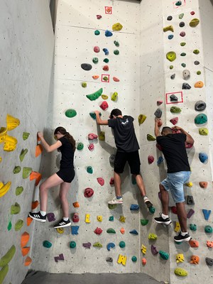 Els nois i noies també van tenir l'oportunitat de practicar "bouldering".
