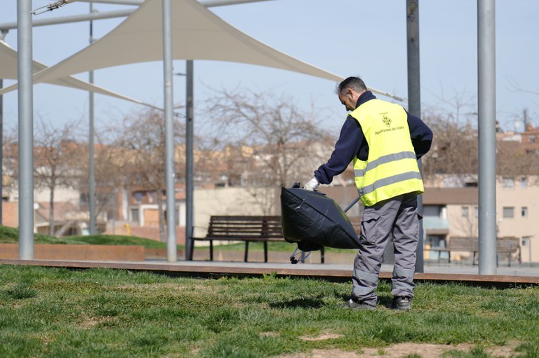 La neteja de les zones enjardinades i els parcs infantils és una altra de les tasques encomanades a la brigada