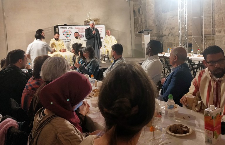 El tinent d'alcalde Carlos Enjuanes, acompanyat de diversos membres de la Corporació Municipal, ha participat en l'Iftar per la Convivència de Lleida, que ha tingut lloc aquest vespre a la Seu Vella.