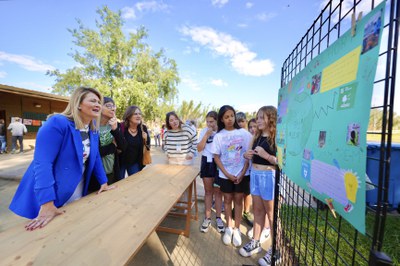 Alumnes de l'escola Riu Segre expliquen a Iglesias el seu projecte.