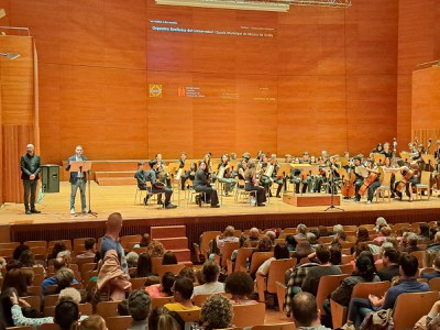 El regidor Xavi Blanco s'ha dirigit als cantaires i al públic que ha omplert de gom a gom el pati de butaques.