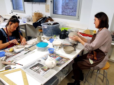 Dues alumnes del taller d'escultura, a l'aula.