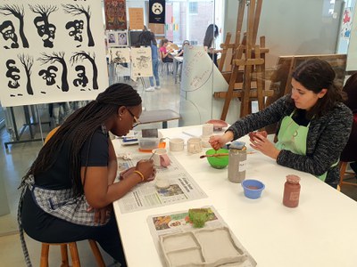 Dues de les participants en aquests tallers treballant a l'aula.