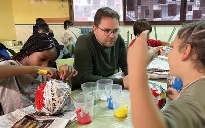 El regidor Roberto Pino ha saludat els nens i les nenes que avui participaven en el casal de l'escola Camps Elisis..
