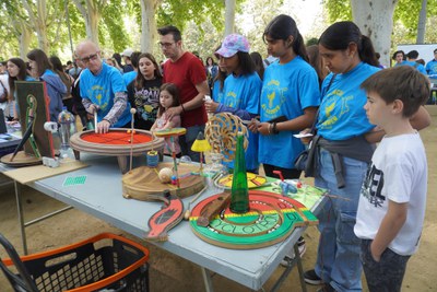 Centres educatius, entitats i empreses mostren diferents experiments científics en el marc de la fira.