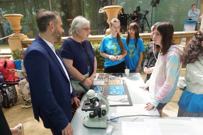 La tinenta d'alcalde Carme Valls i el regidor d'Educació Xavi Blanco han visitat la fira.