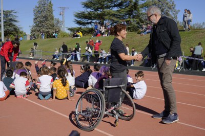 L'alcalde ha saludat esportistes i monitors de les diferents proves atlètiques.