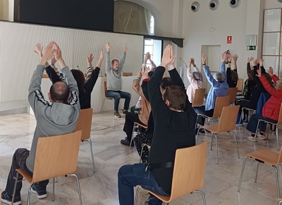 Sessió de ioga en cadira, aquest dimecres, a la sala Alfred Perenya, organitzada per la Regidoria de Persones Grans..