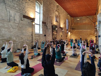 Sessió amb Rochelle Mello, al Castell del Rei, en el marc de The Yoga Gallery Lleida..