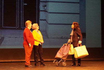El grup sènior de l’Aula de Teatre de Lleida han pujat a l’escenari per representar "Seguretat a escena"..